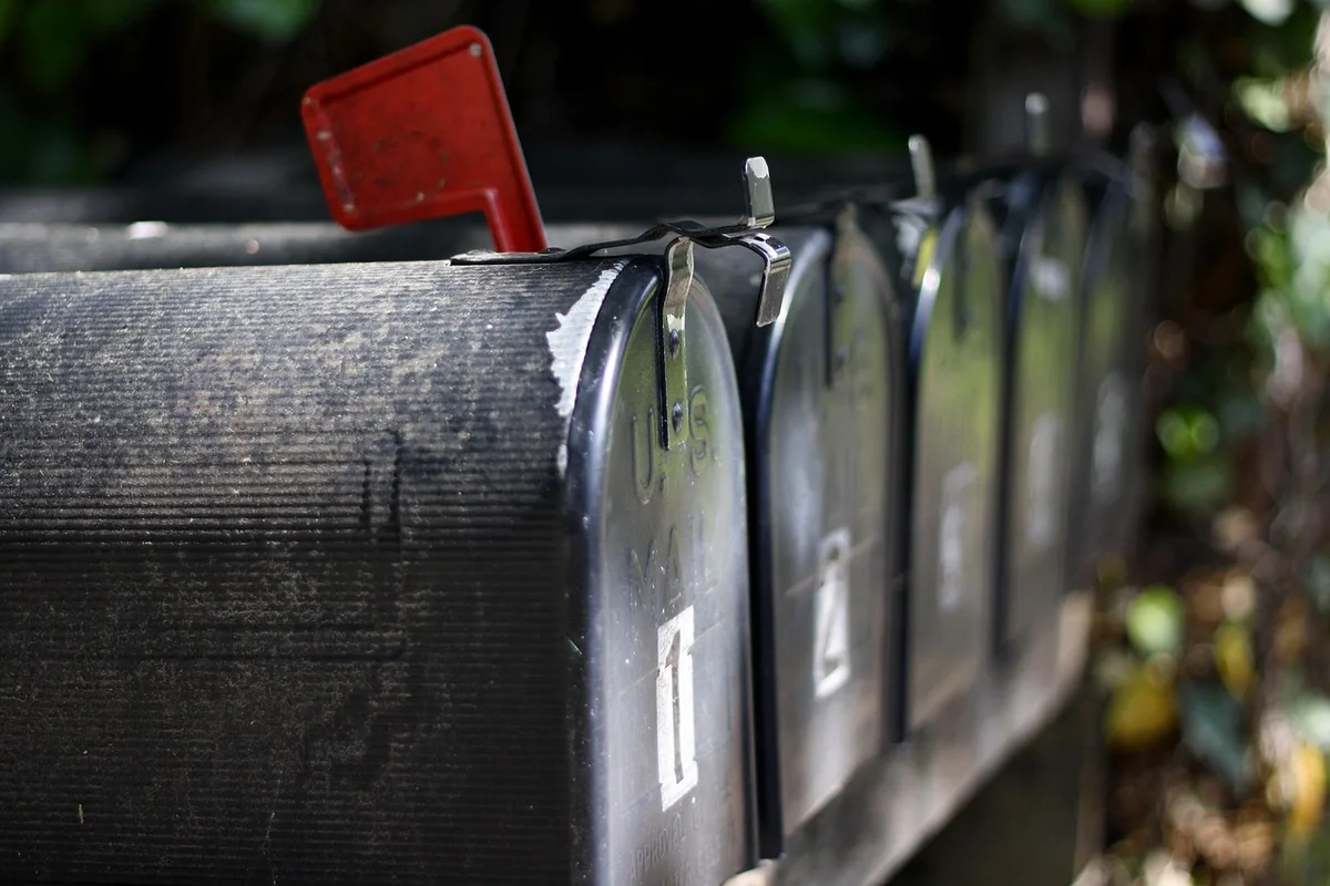 Enveloppe de courrier recommandé avec accusé de réception