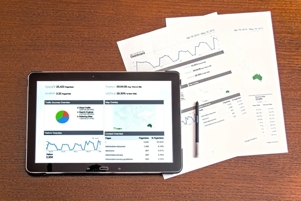 Documents comptables et registre d'immatriculation sur un bureau avec calculatrice et stylo