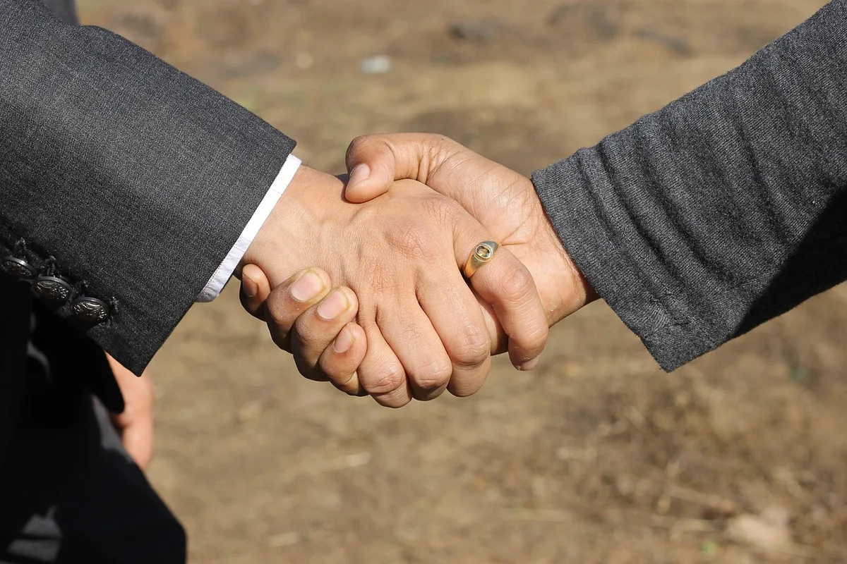 Deux personnes signant un accord de confidentialité
