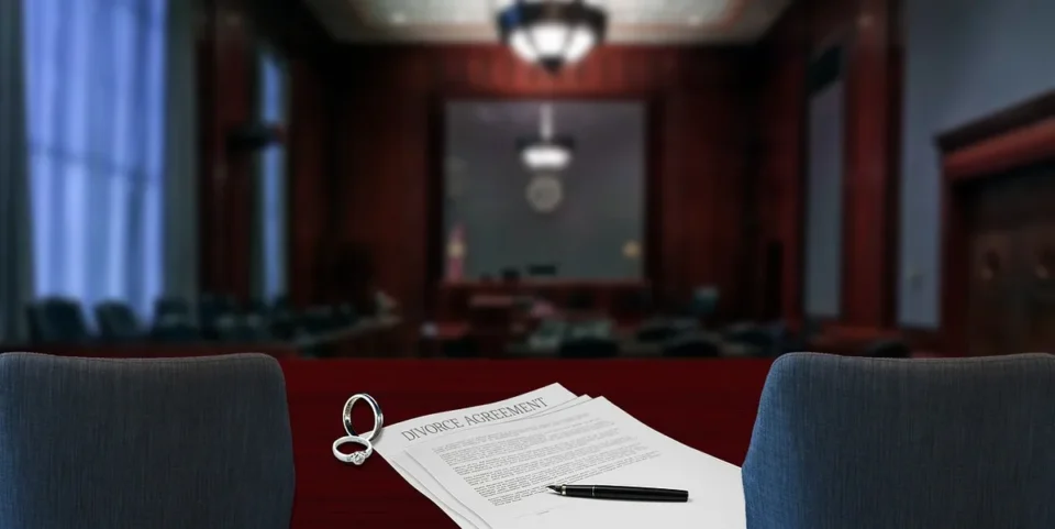 Bureau vide avec dossiers fermés et documents comptables scellés, éclairage judiciaire