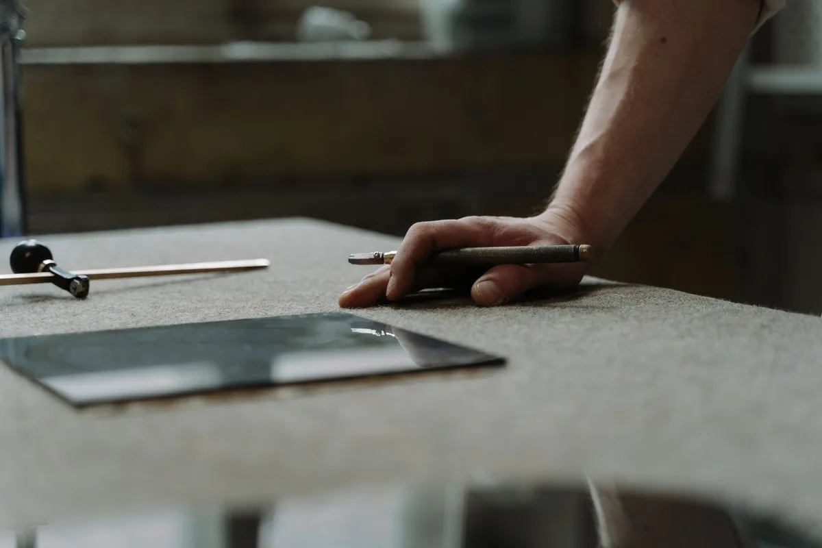 Atelier d'artisan avec outils et établis illustrant un savoir‑faire manuel