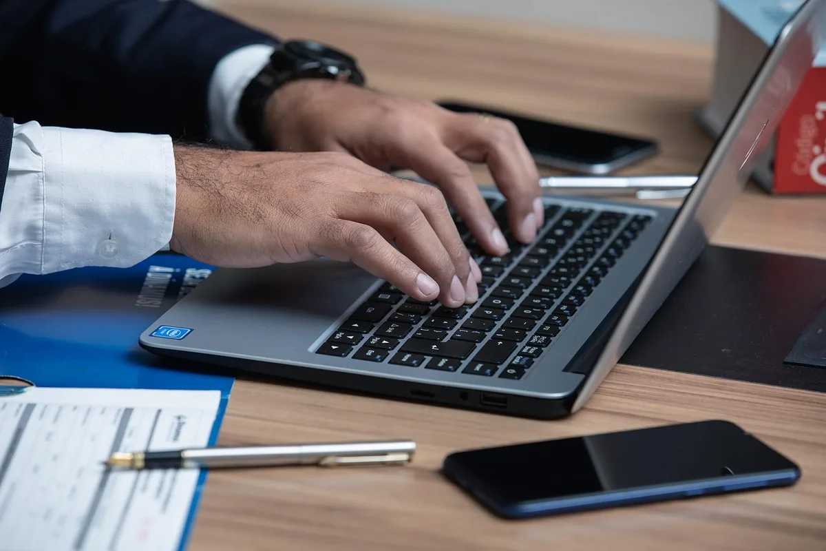 Ordinateur et formulaires pour une immatriculation en ligne via guichet unique
