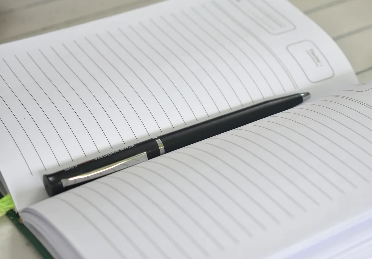 Documents rassemblés : contrat, identifiant de mandat et RIB sur un bureau