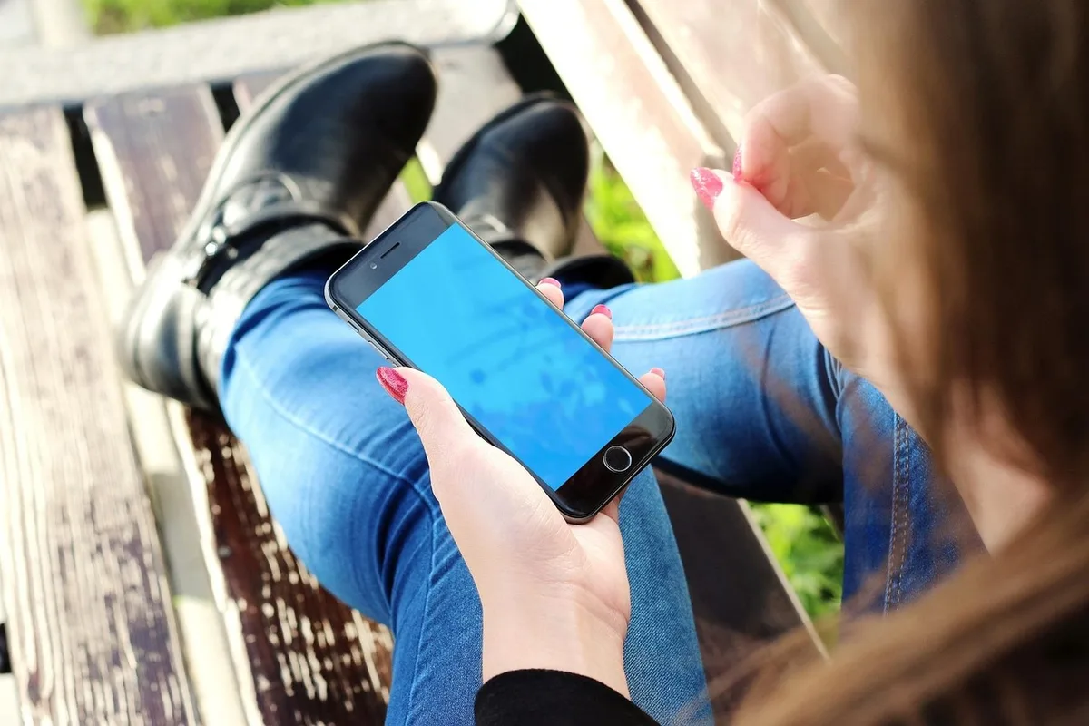 Smartphone affichant une interface de formation ergonomique pour usage terrain