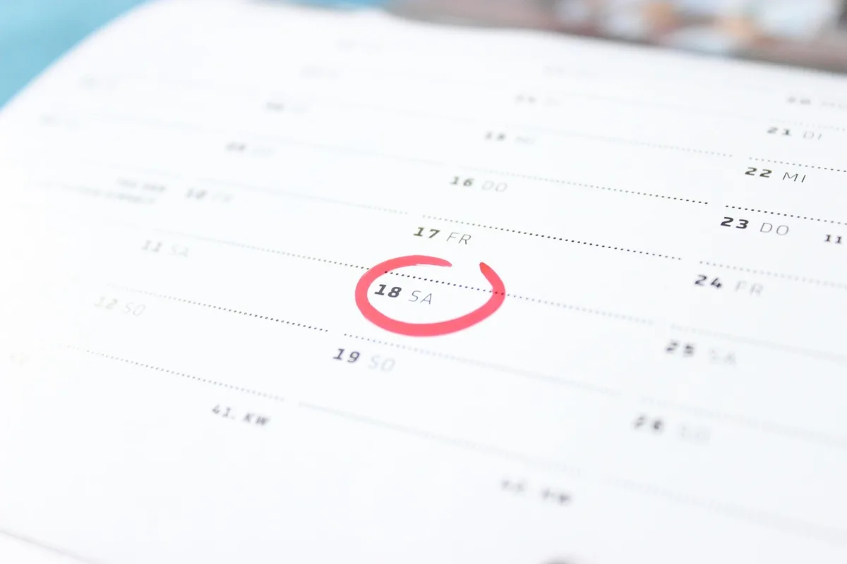 Calendrier et chronomètre symbolisant les délais à respecter