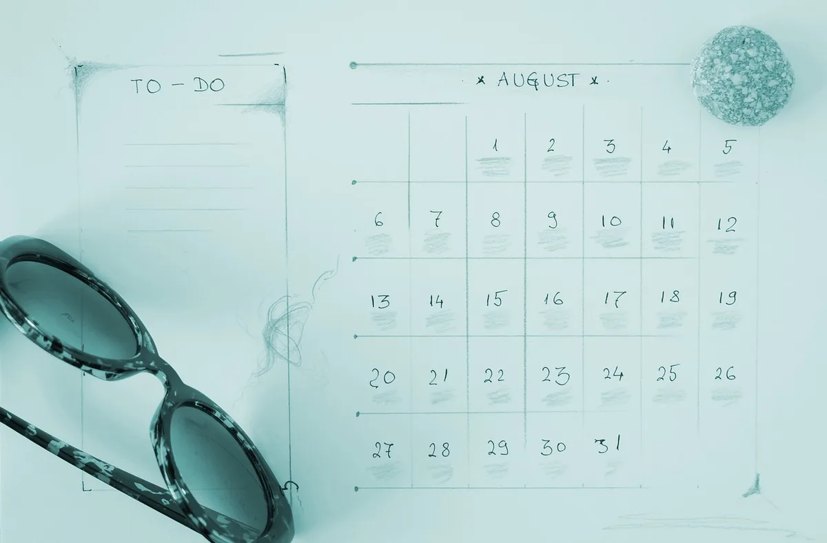 Réunion RH autour d'une table avec planning et notes