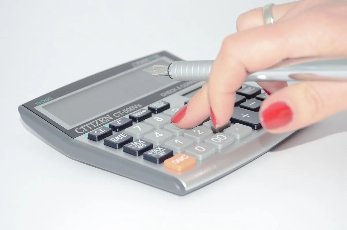 Dossiers administratifs et calculatrice sur un bureau ensoleillé