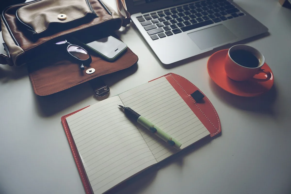 Bureau vide avec ordinateur et calendrier illustrant suspension du contrat