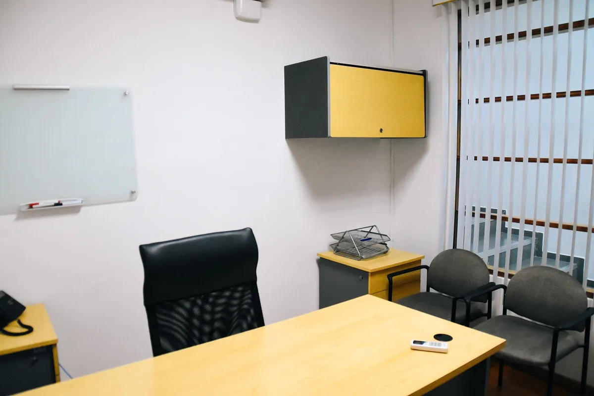 Dossier organisé avec statuts, certificats et justificatifs rassemblés sur un bureau