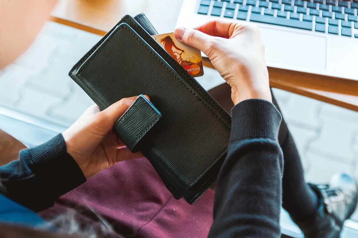 Documents bancaires et calculatrice sur un bureau éclairé par la journée