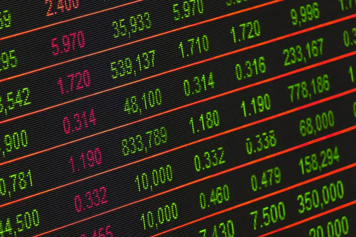 Graphiques boursiers et données sur un écran illustrant la réaction du marché