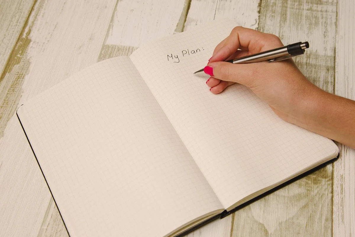 Planification des horaires sur un bureau avec agenda et post‑it