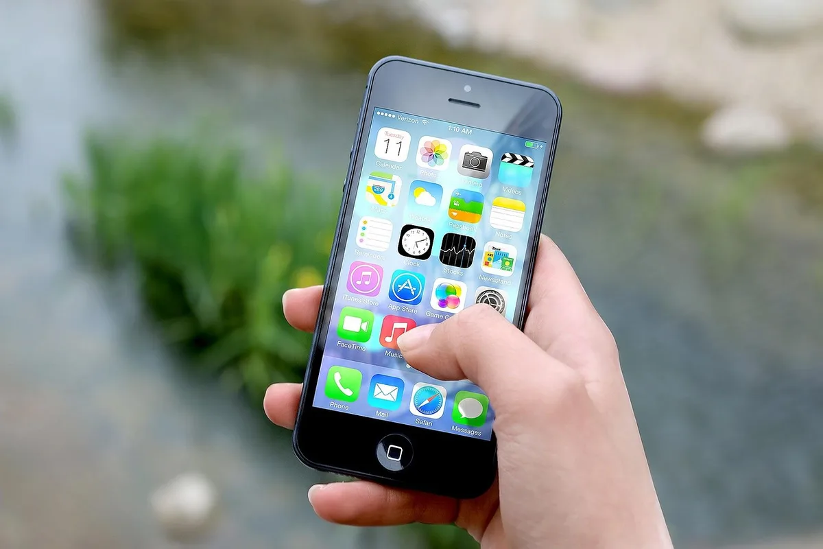 Écran mobile épuré avec champ de code d'accès unique