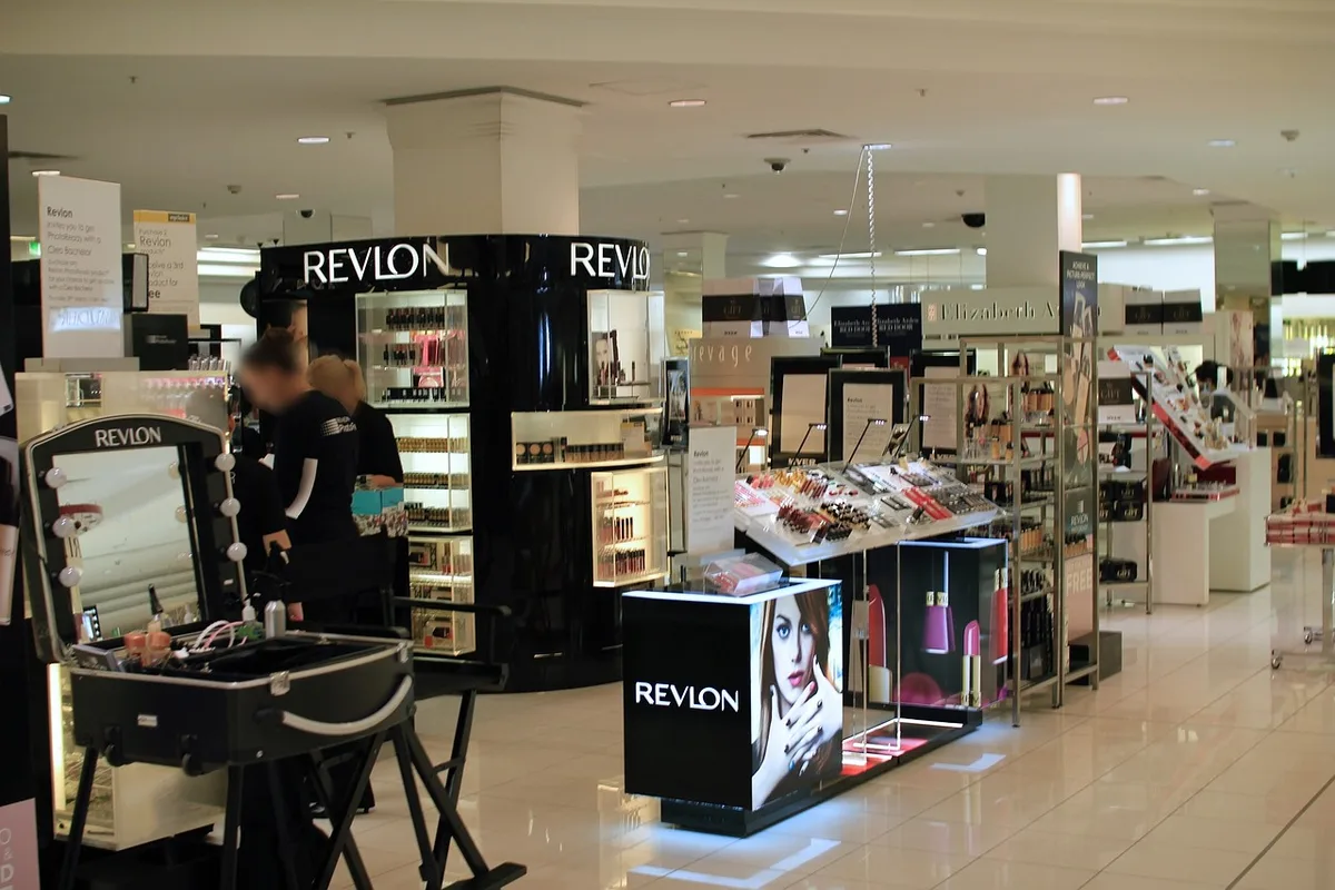 Vendeur présentant un produit à un client au comptoir d'une boutique