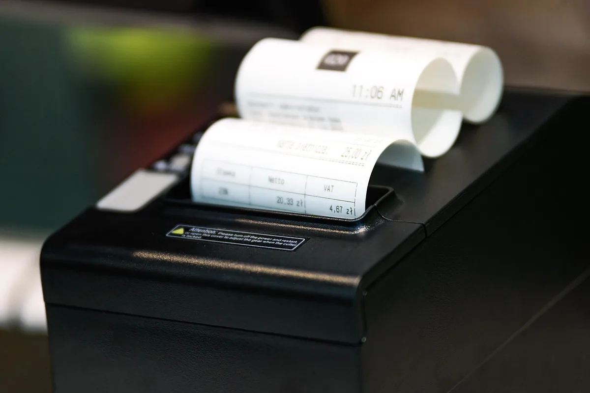 Carnet de recettes et piles de justificatifs pour micro‑BNC