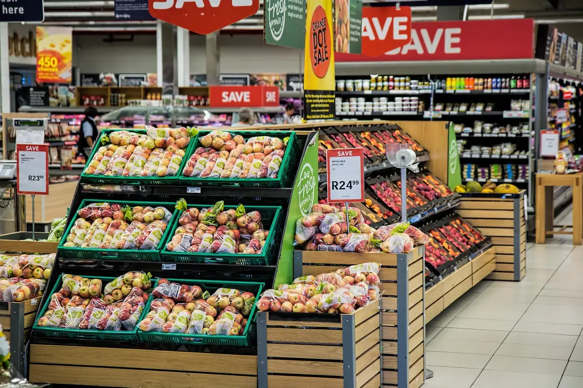 Responsable de magasin animant une session de formation avec son équipe en point de vente