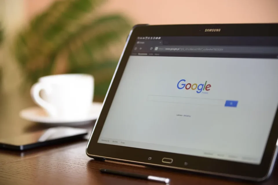 Employé consultant une application de formation sur son téléphone mobile en environnement professionnel
