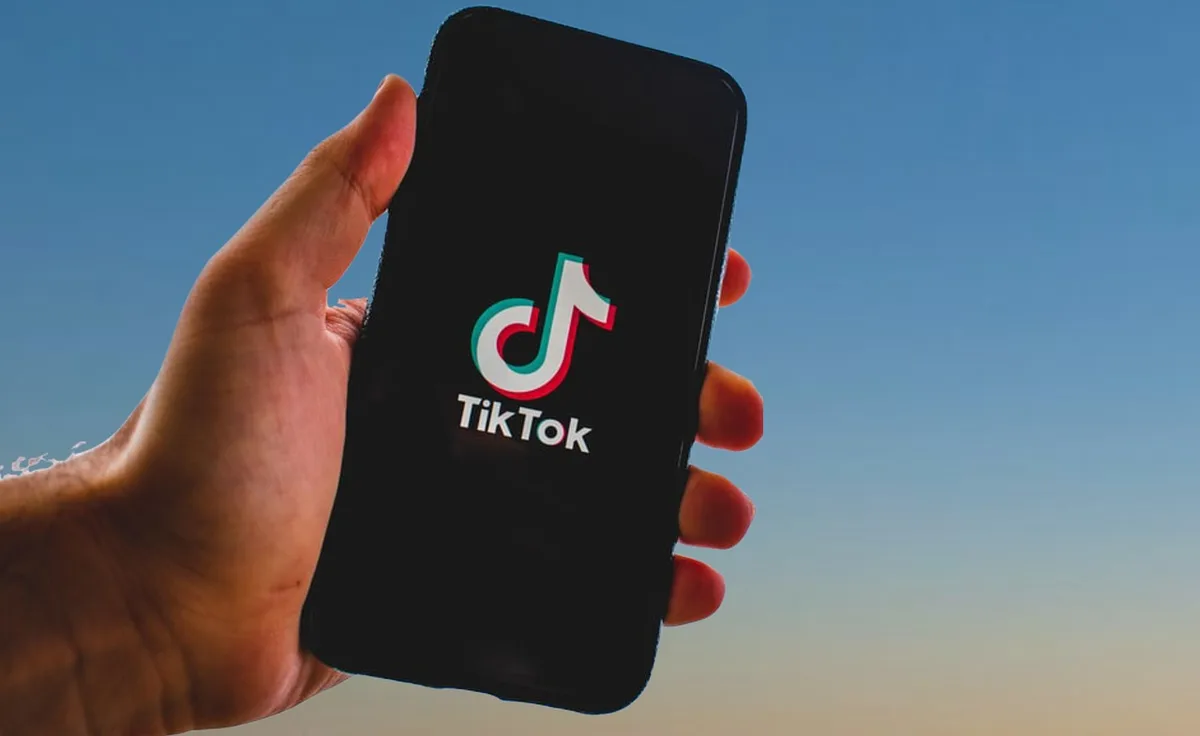 Trois appareils mobiles différents montrant interfaces distinctes pour comparer architectures
