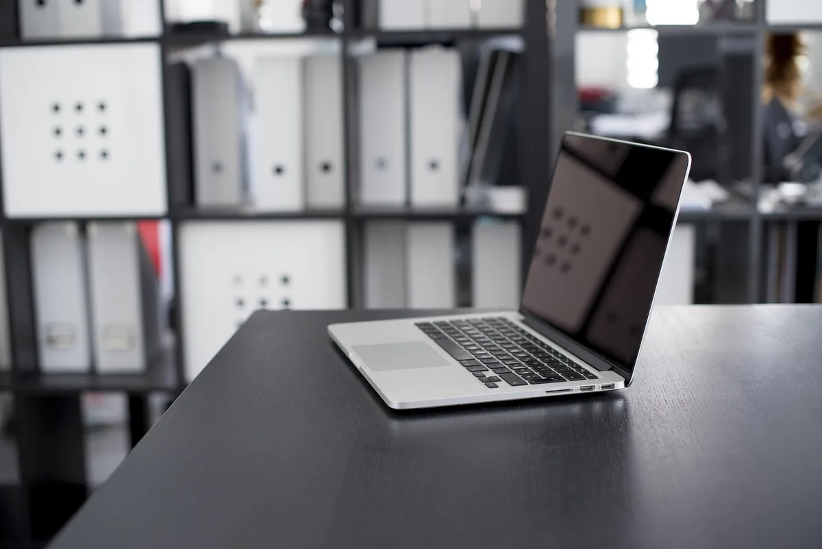 Collaborateurs assis au bureau utilisant un ordinateur de bureau pour une formation