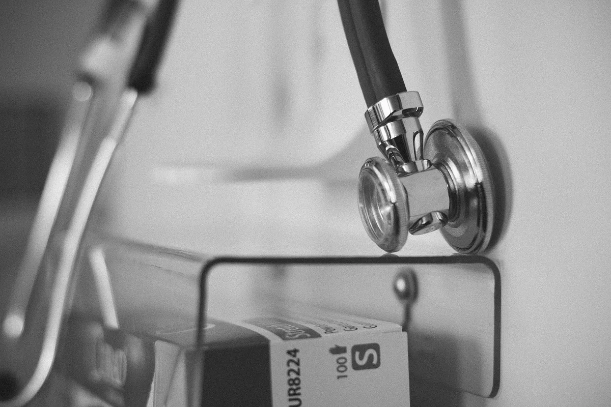 Professionnel de santé réalisant un examen médical d'embauche auprès d'un salarié