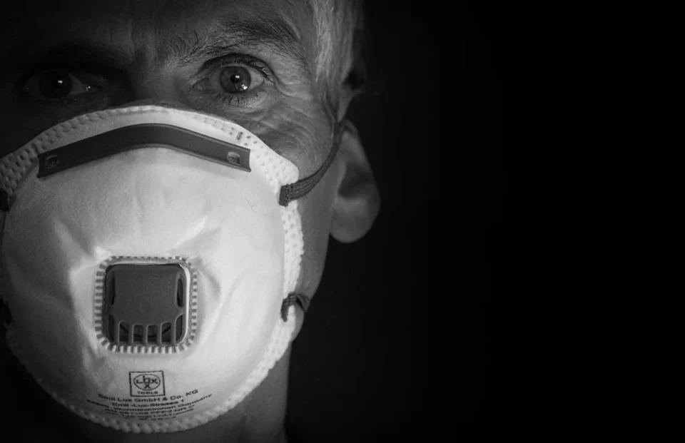 Professionnel de santé effectuant une consultation médicale confidentielle avec un salarié dans un bureau