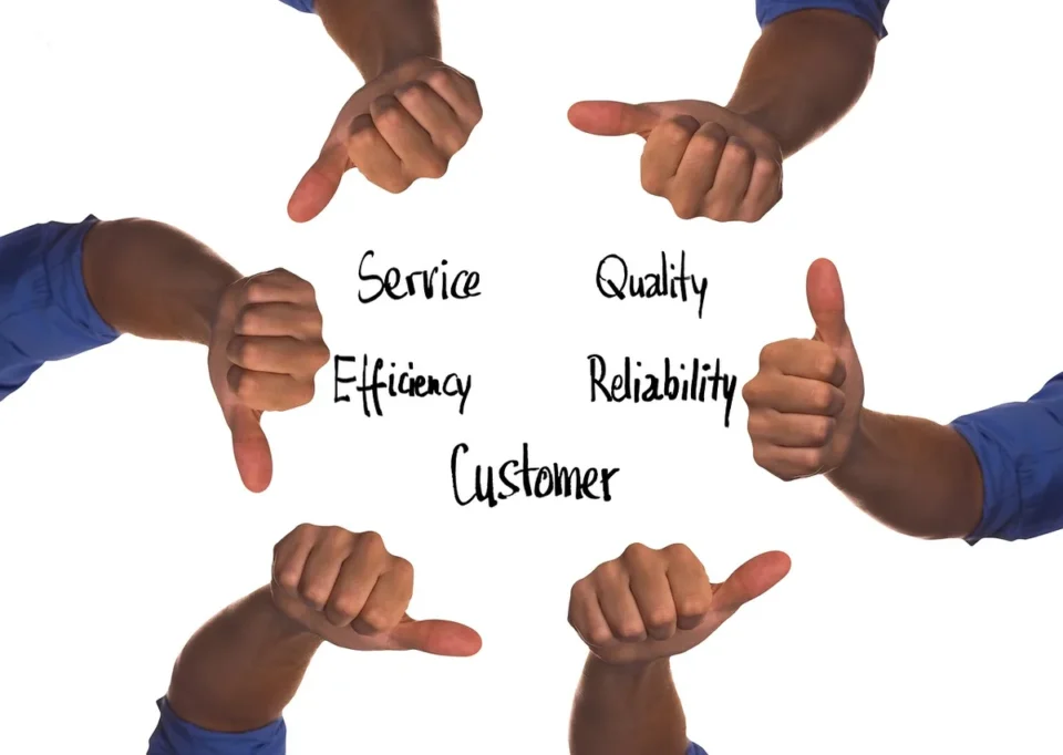 Tableau de bord avec formulaire de satisfaction et indicateurs de qualité sur un bureau