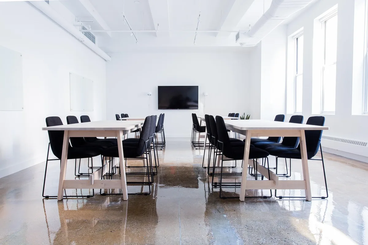 Personne assise face à une table lors d'un entretien préalable