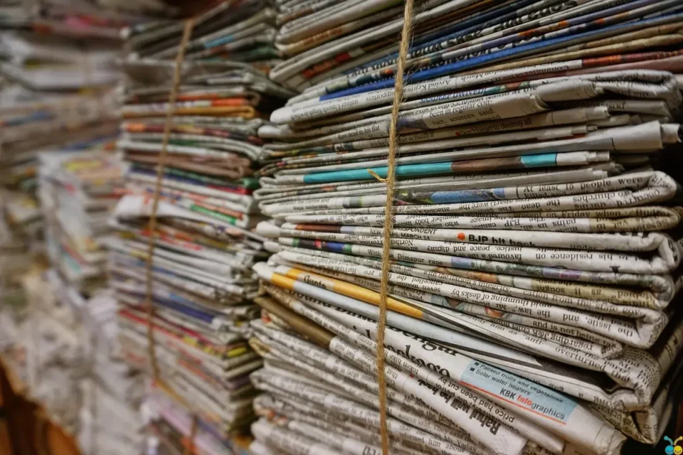 Documents d'assurance anciens et courriers étalés sur un bureau, évoquant la recherche de preuves dans un dossier ancien