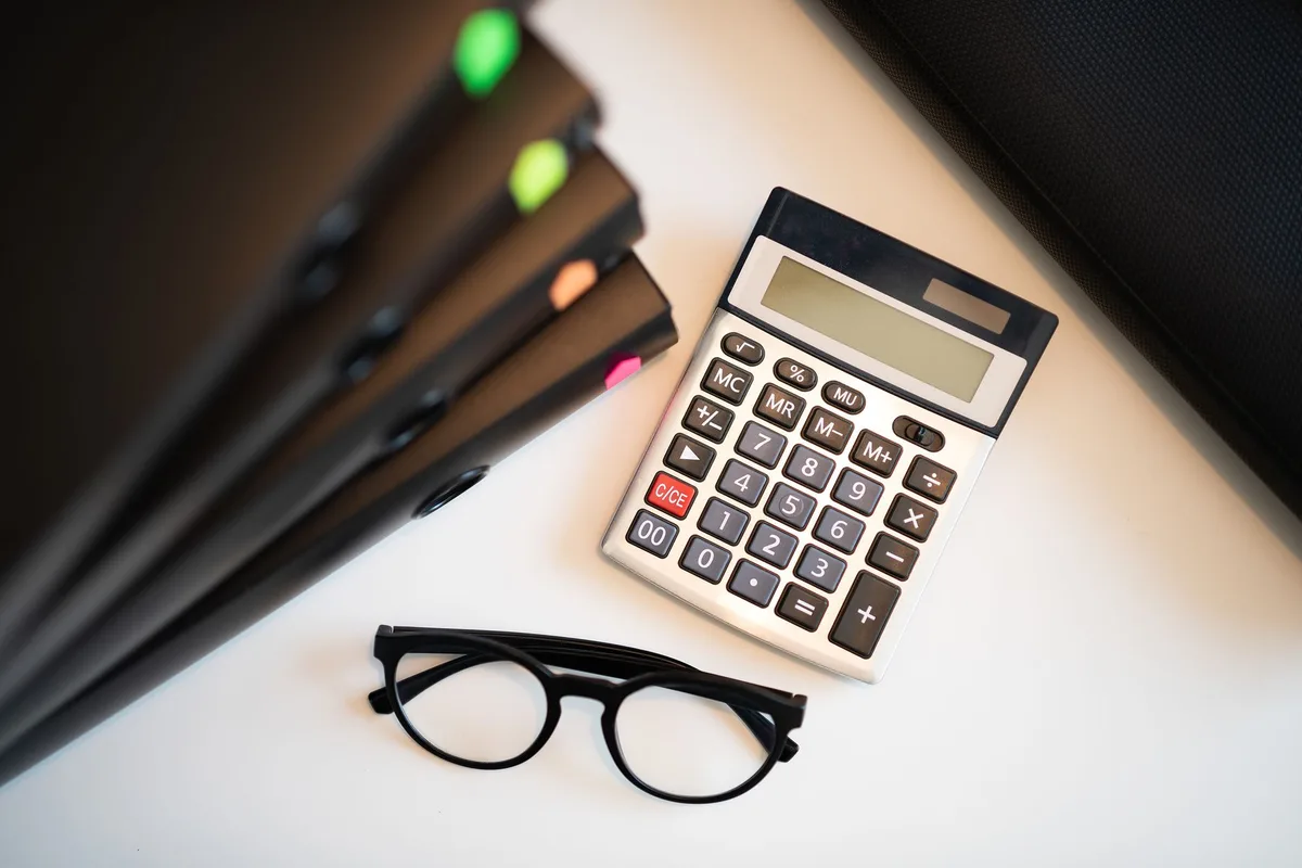 Dossiers et relevés bancaires sur une table lors d'une simulation de capacité d'emprunt