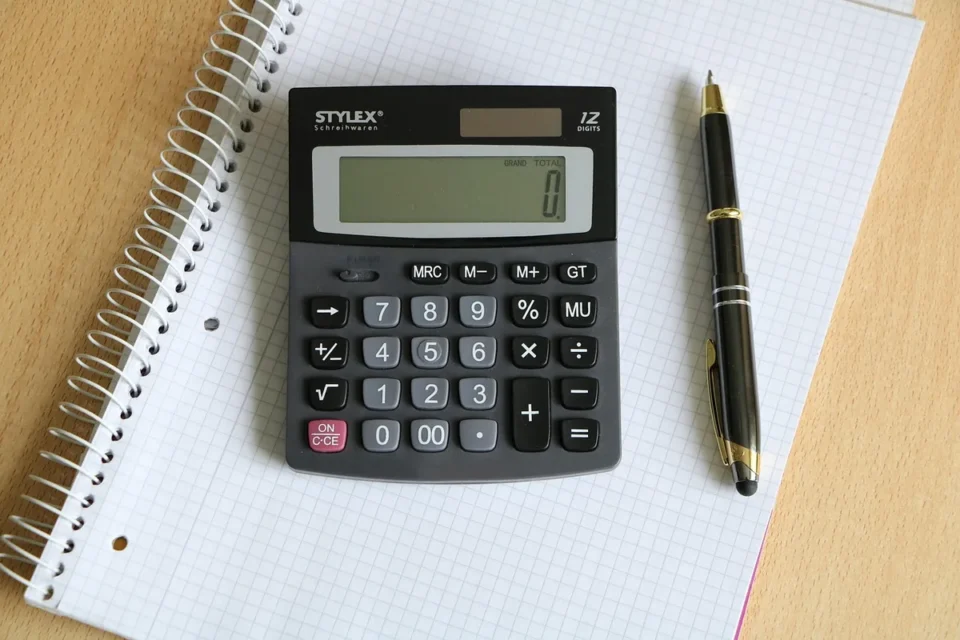 Feuille de paie, calculatrice et fenêtre de bureau en plein jour
