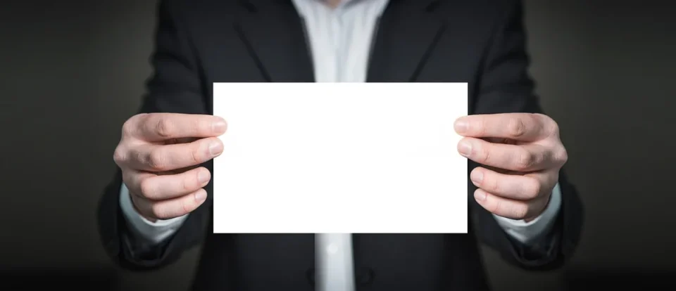 Bureau vide avec dossier ouvert, enveloppe et horloge, symbolisant une procédure disciplinaire