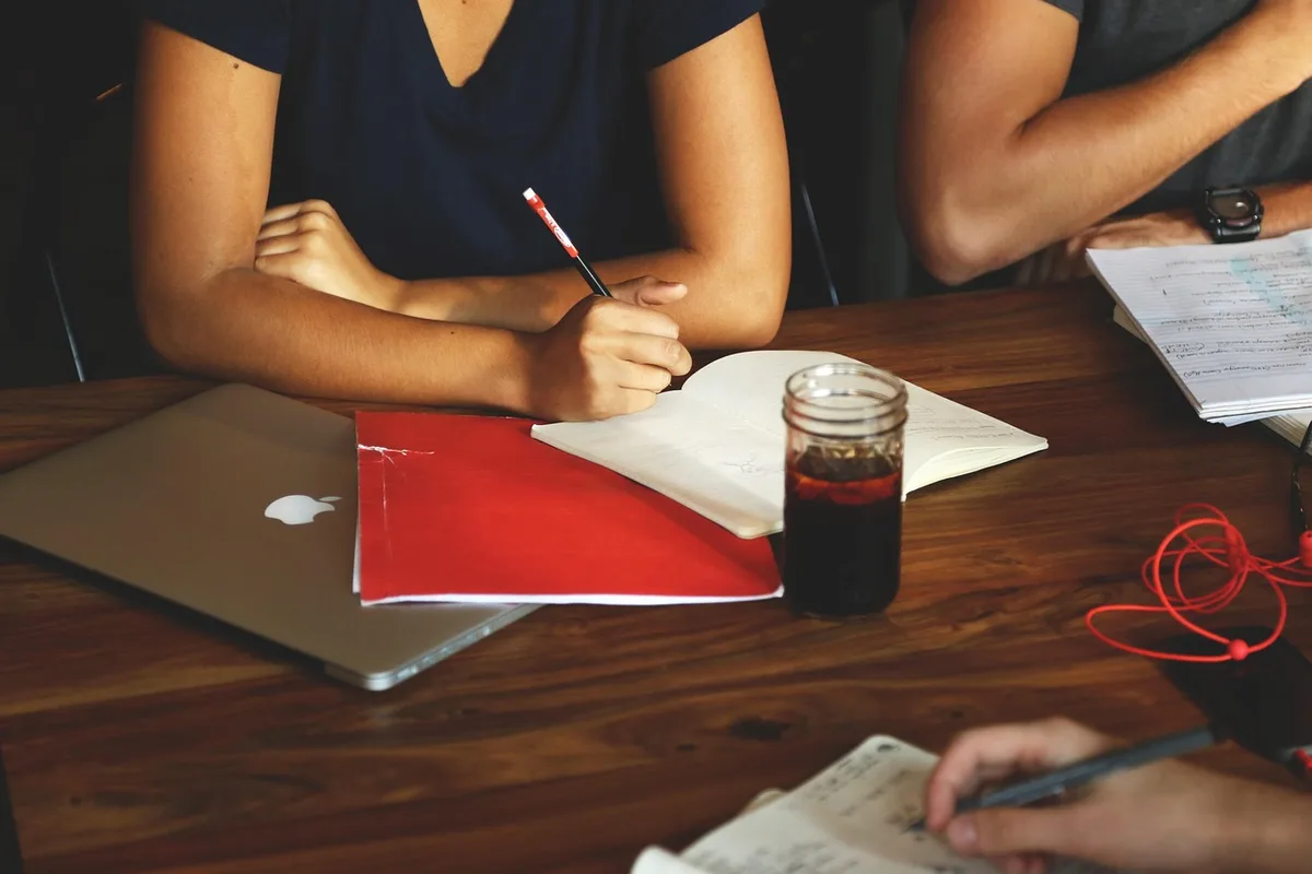 Manager en discussion individuelle avec un collaborateur dans un bureau lumineux