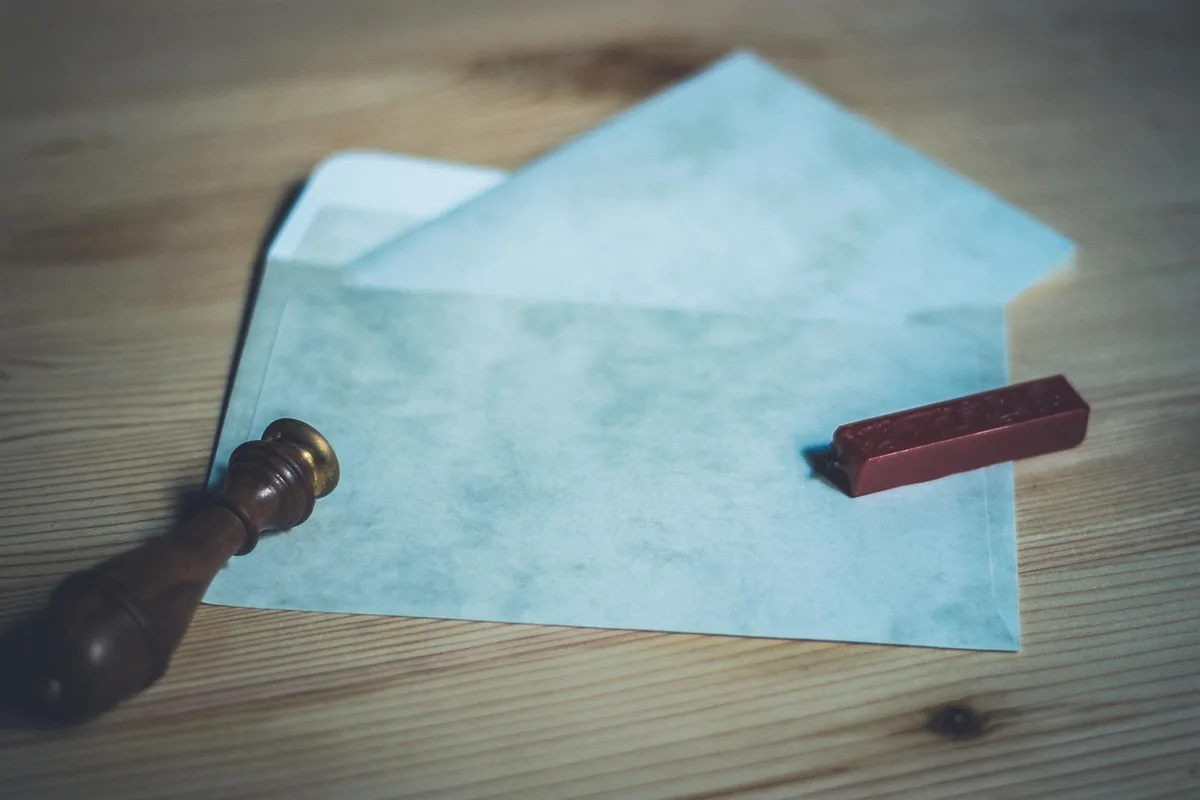 Lettre recommandée prête à être envoyée sur un bureau lumineux