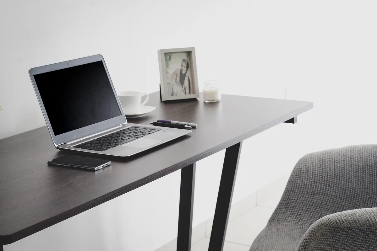 Deux personnes discutant de documents sur une table, lumière du jour