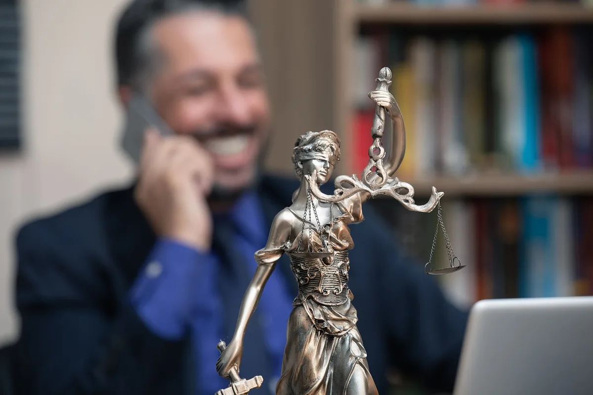 Avocat en consultation, documents et stylo sur une table près d'une fenêtre