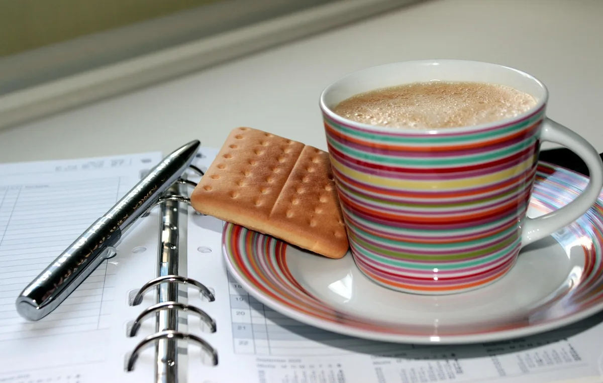 Calendrier de congés sur un bureau avec une note de délai de préavis