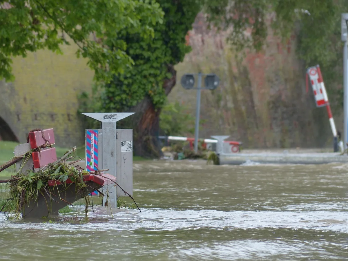 Dossier de réclamation d'inondation posé sur une table