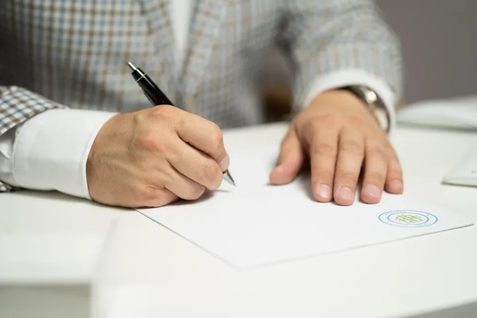 Contrat de prêt posé sur un bureau avec une calculatrice et lumière du jour