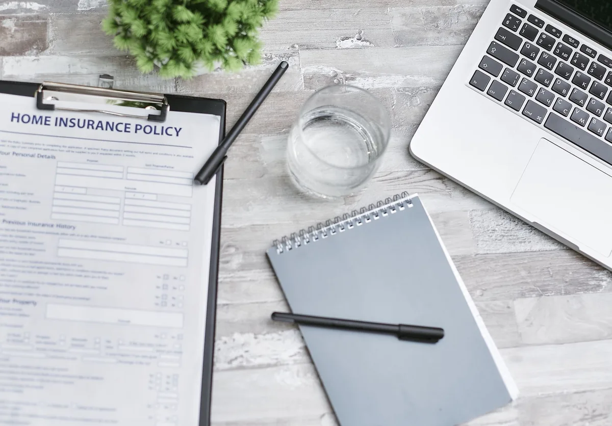 Ordinateur portable affichant des comparateurs d'offres d'assurance