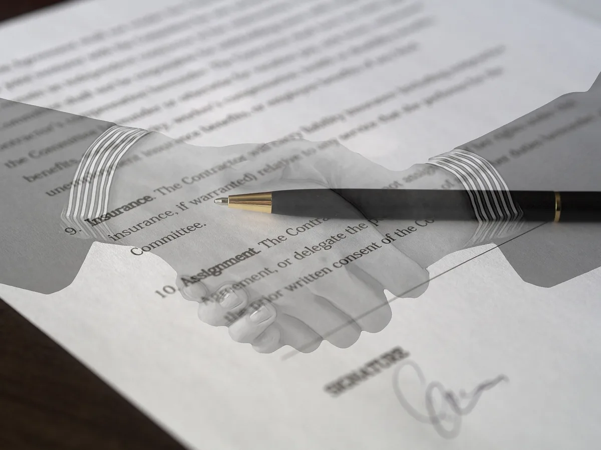 Personne vérifiant un contrat d'assurance et le questionnaire de santé sur un bureau