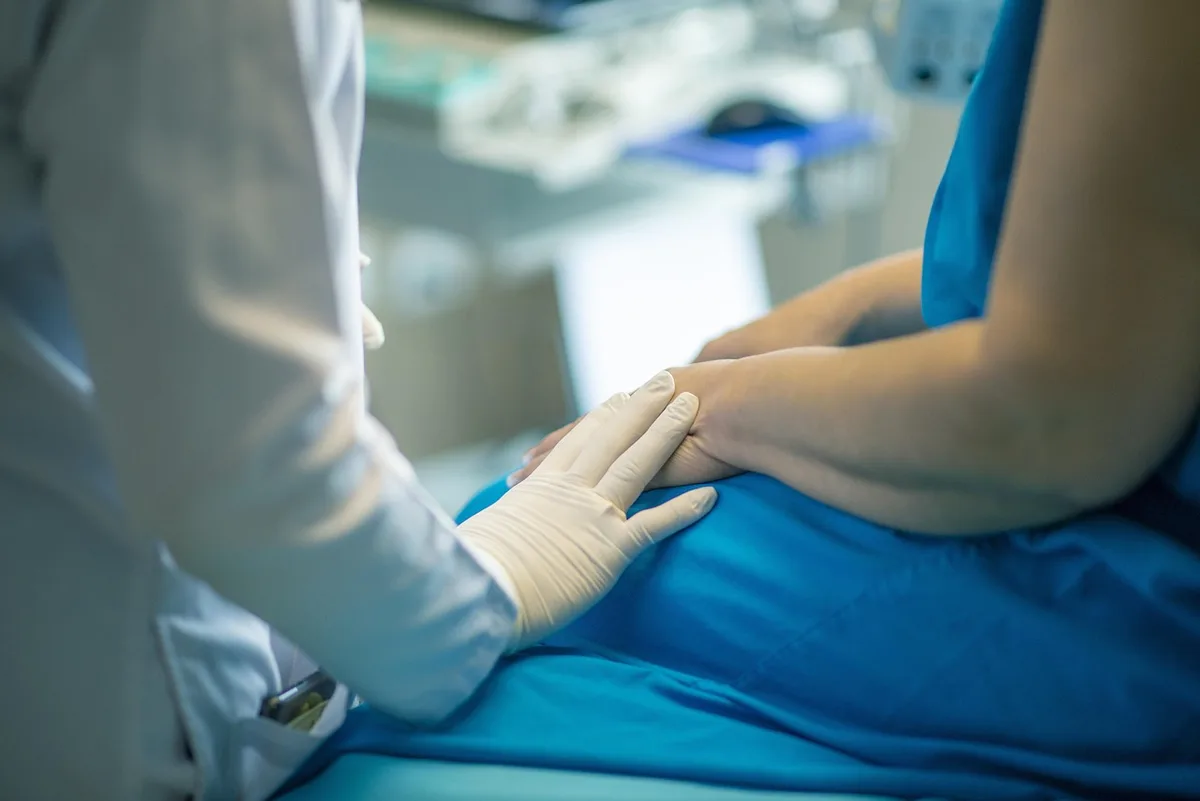 Dossier médical et pièces justificatives rassemblés sur une table