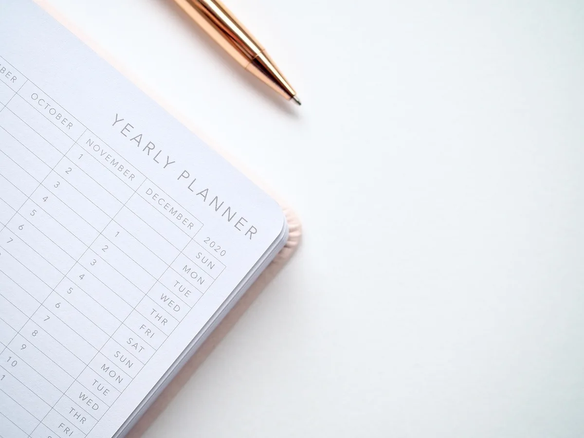 Personne vérifiant un calendrier de paiements et des documents