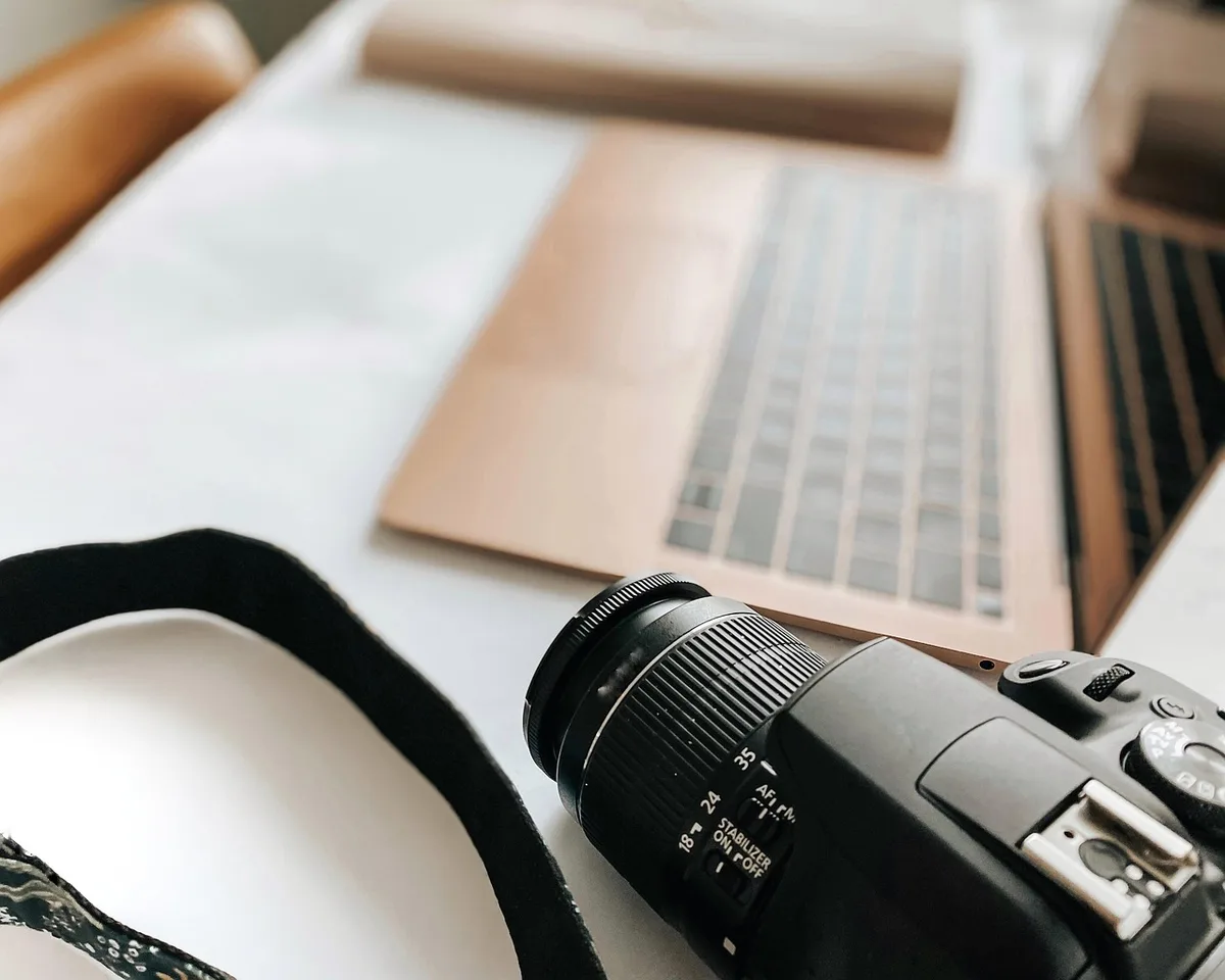 Ordinateur portable et documents sur un bureau lors d'une déclaration en ligne de micro‑entreprise