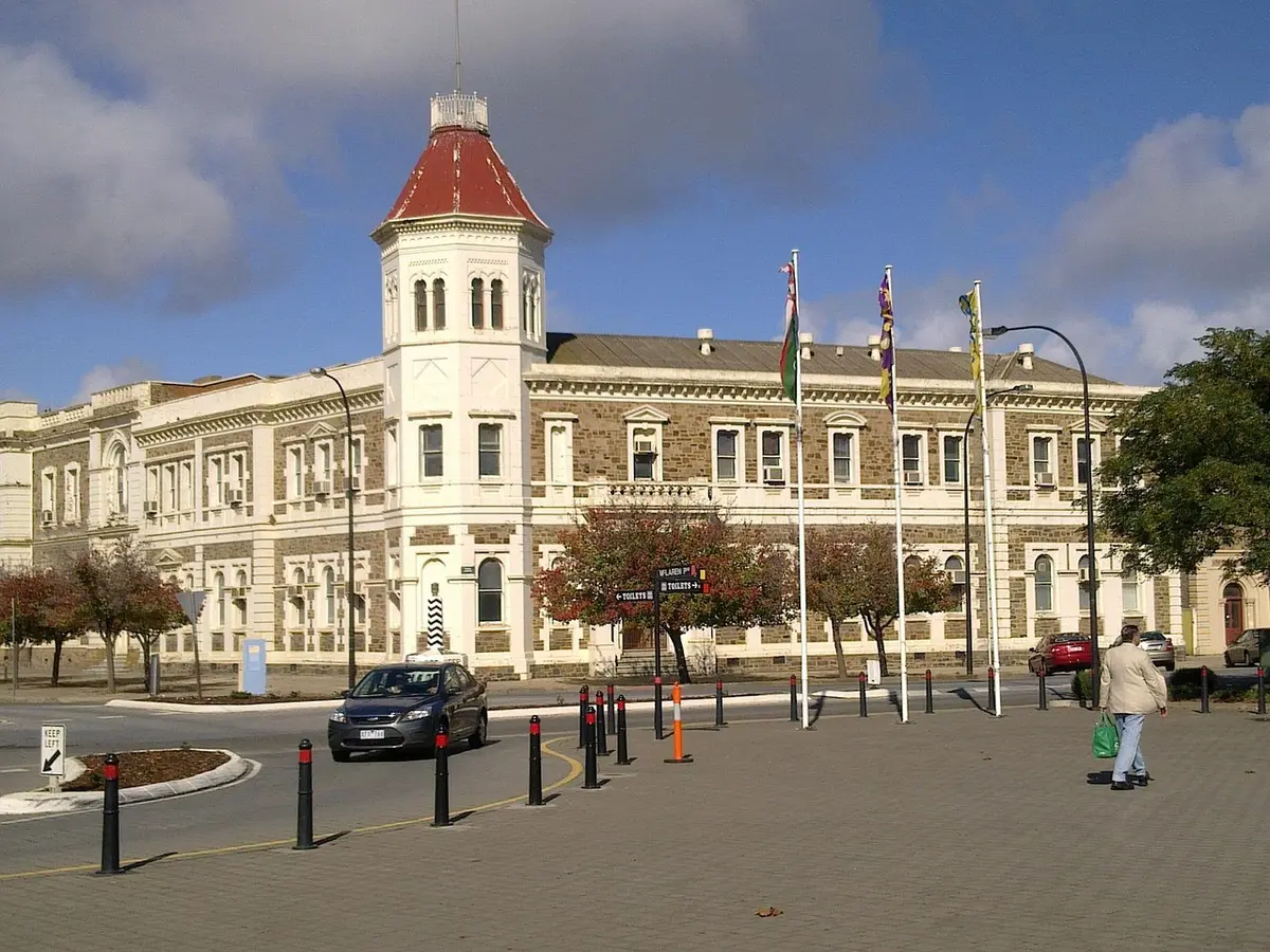 Façades de mairie et rues d'une petite commune en plein jour