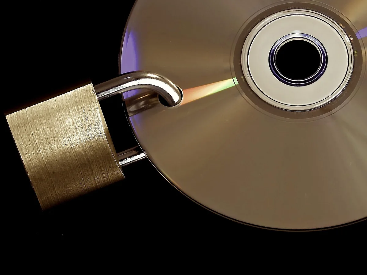 Documents importants et disque dur externe sur une table ensoleillée