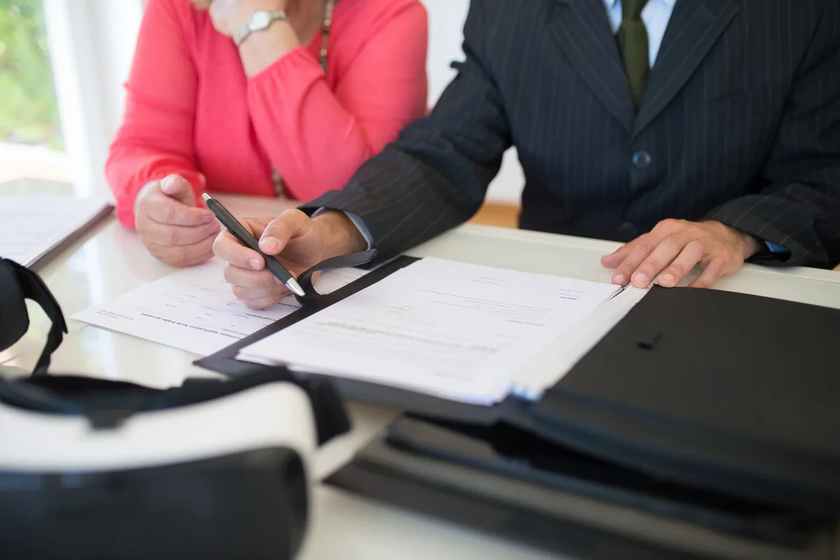 Contrats et documents juridiques posés sur un bureau lumineux