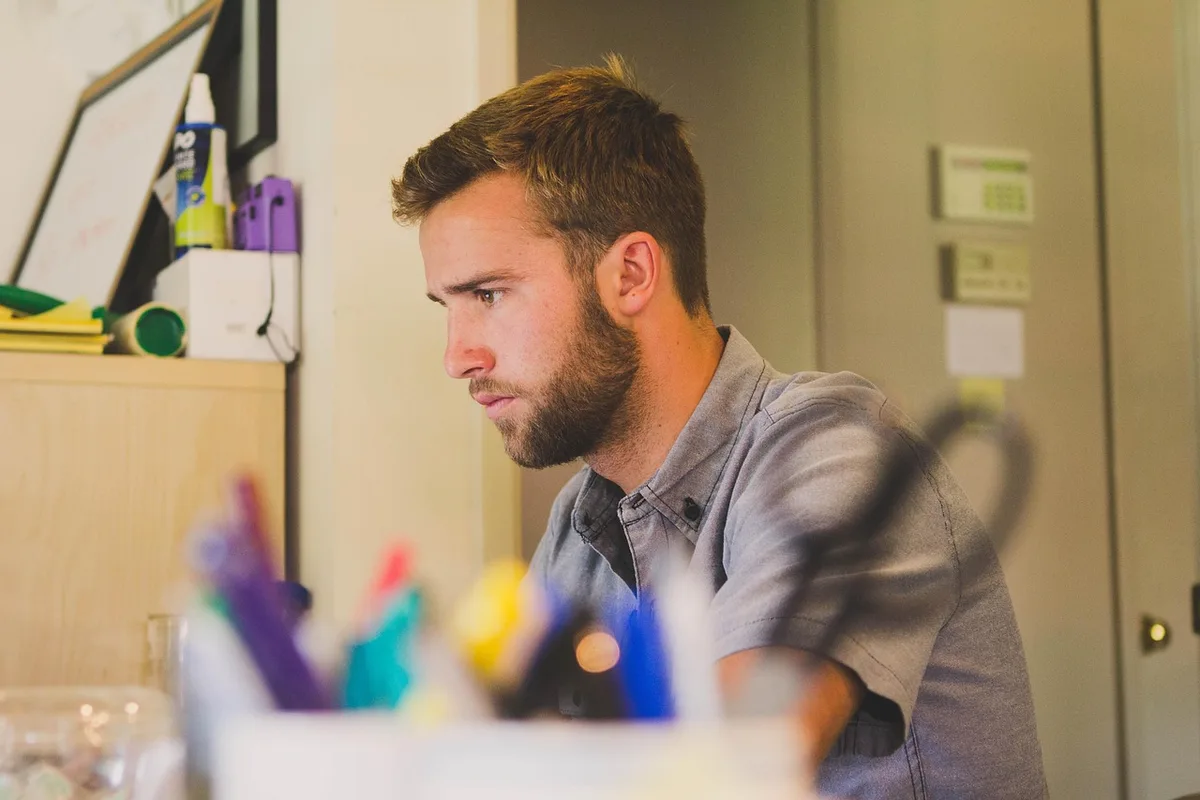 Tableau de frais et formalités pour créer une entreprise sur un bureau