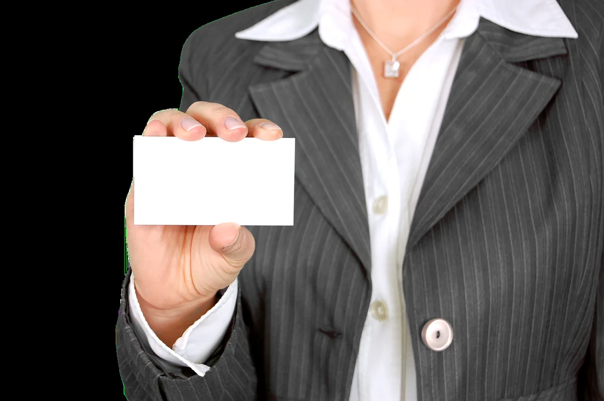Cartes professionnelles et gestion d'équipe sur un bureau