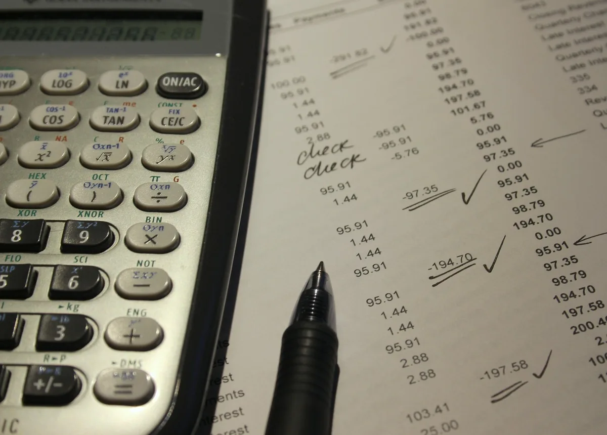 Factures et contrat alignés sur un bureau prêts à être envoyés