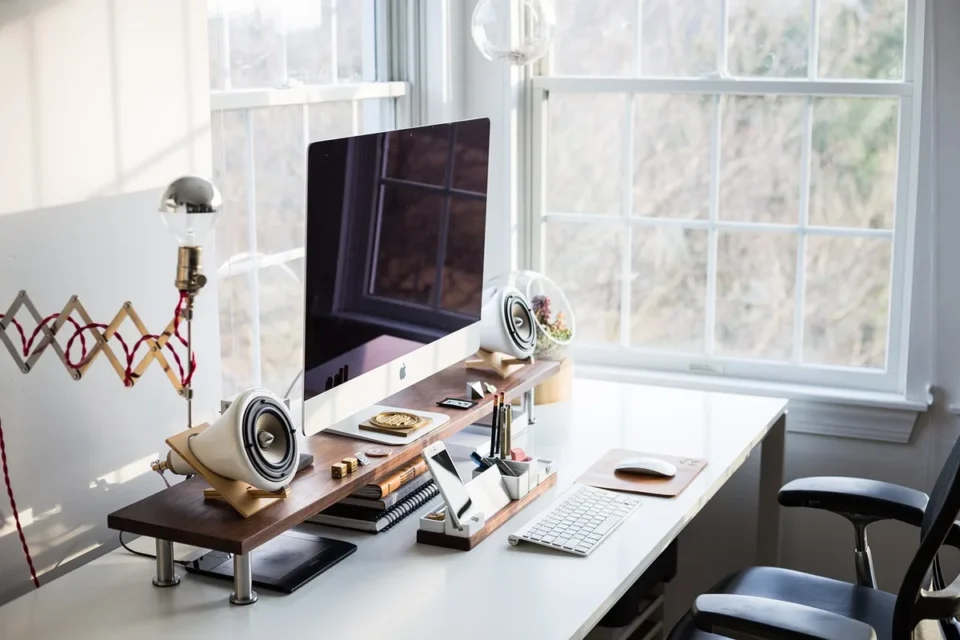Bureau à domicile en plein jour avec lettre, documents et stylo sur une table